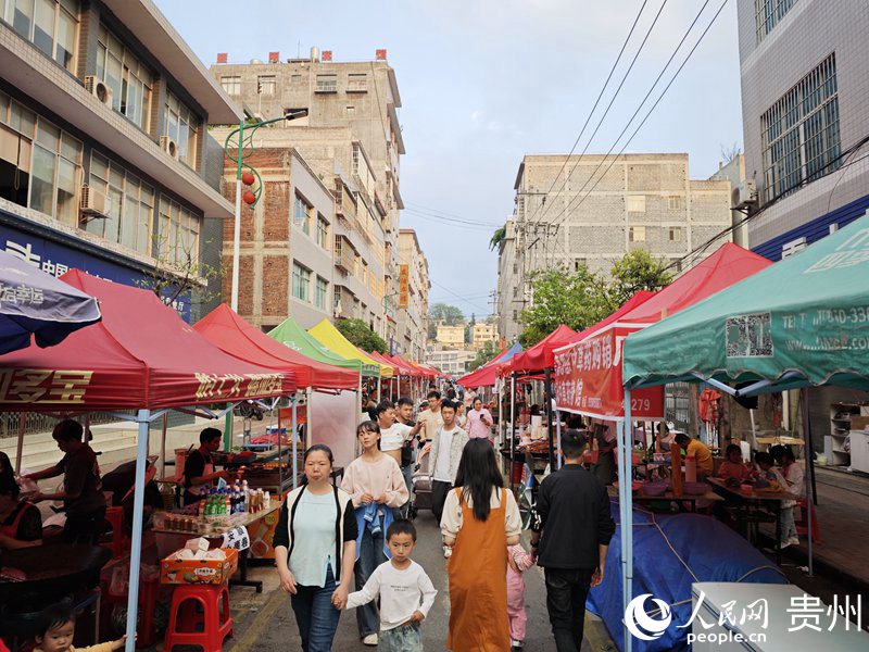 2.特色农产品和美食展销会现场。人民网 龙章榆摄