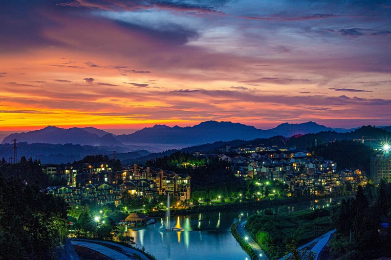 寨坝镇云岭翠湖夜景。