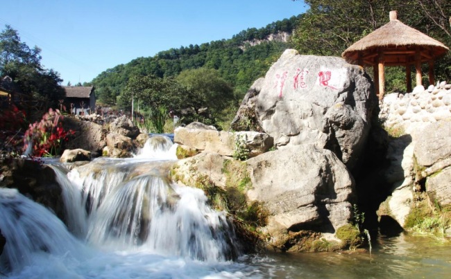 关山草原旅游风景区、龙门洞景区介绍