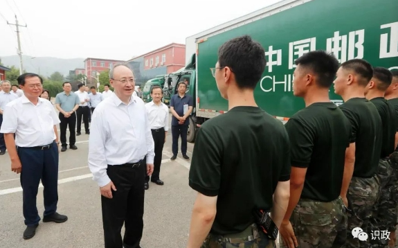 看望慰问奋战在救援和恢复重建一线的武警官兵